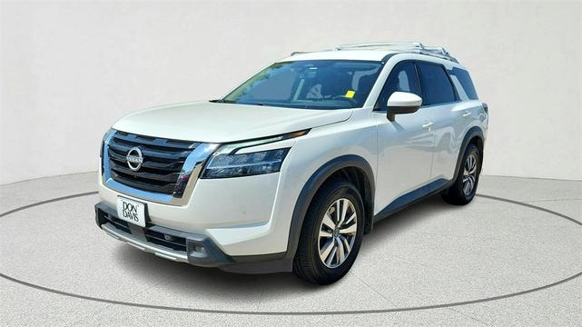 Photo of 2023 White Nissan Pathfinder
