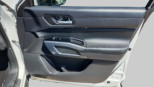 Photo of 2023 White Nissan Pathfinder