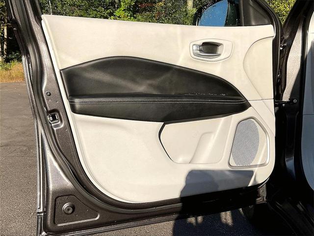Photo of 2018 Granite Crystal Metallic Clearcoat Jeep Compass