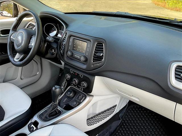 Photo of 2018 Granite Crystal Metallic Clearcoat Jeep Compass
