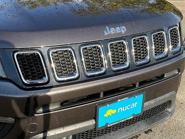 Photo of 2018 Granite Crystal Metallic Clearcoat Jeep Compass