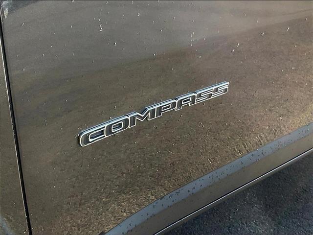 Photo of 2018 Granite Crystal Metallic Clearcoat Jeep Compass