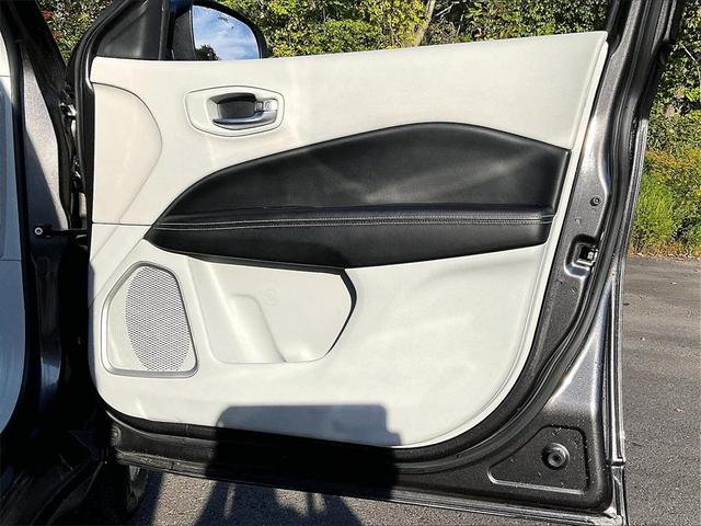 Photo of 2018 Granite Crystal Metallic Clearcoat Jeep Compass