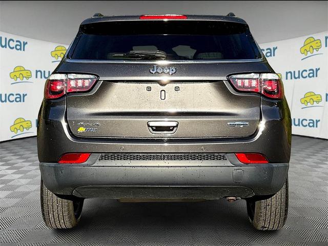 Photo of 2018 Granite Crystal Metallic Clearcoat Jeep Compass