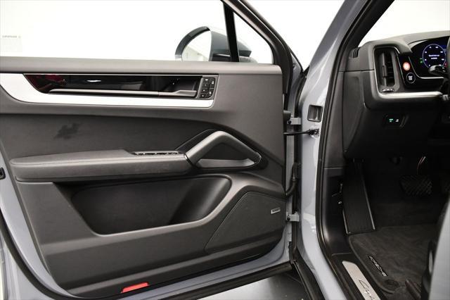 Photo of 2024 Arctic Grey Porsche Cayenne