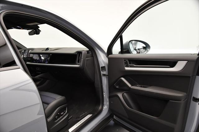Photo of 2024 Arctic Grey Porsche Cayenne