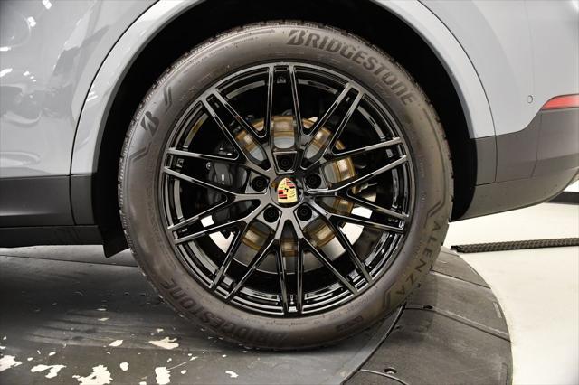 Photo of 2024 Arctic Grey Porsche Cayenne
