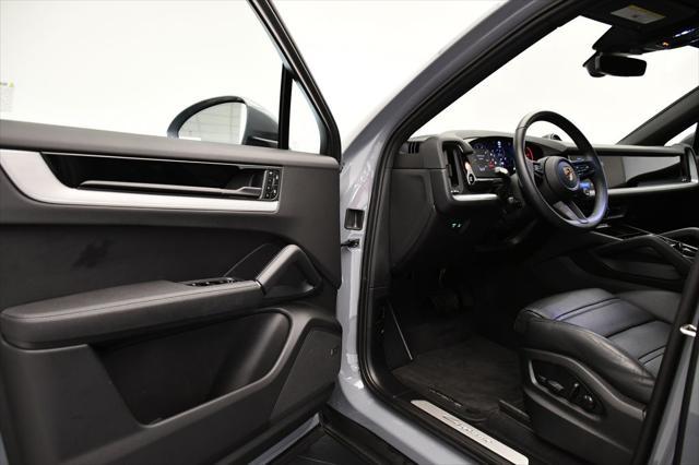 Photo of 2024 Arctic Grey Porsche Cayenne