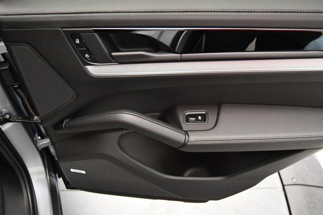 Photo of 2024 Dolomite Silver Metallic Porsche Cayenne