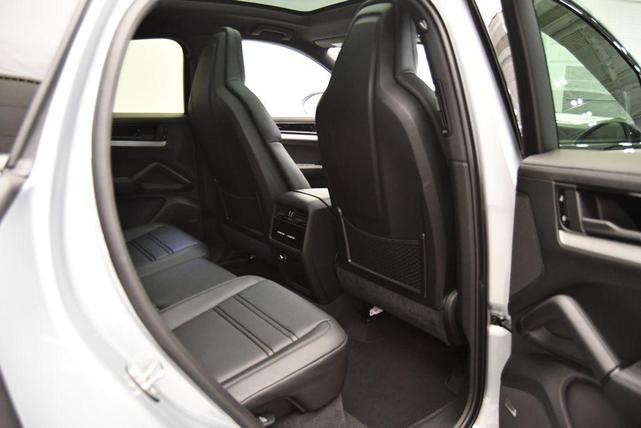 Photo of 2024 Dolomite Silver Metallic Porsche Cayenne