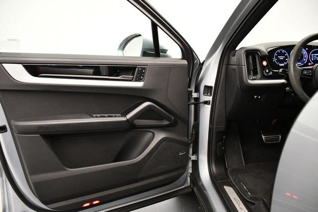 Photo of 2024 Dolomite Silver Metallic Porsche Cayenne