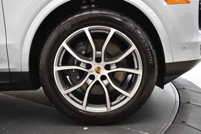 Photo of 2024 Dolomite Silver Metallic Porsche Cayenne