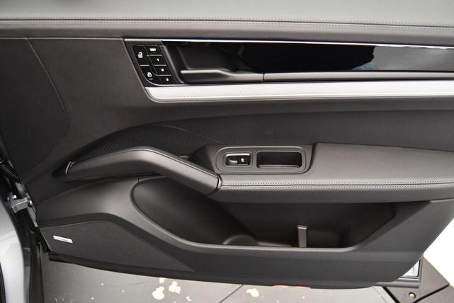 Photo of 2024 Dolomite Silver Metallic Porsche Cayenne