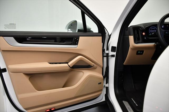 Photo of 2024 White Porsche Cayenne