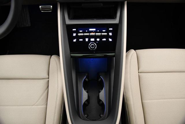 Photo of 2025 White Porsche Macan