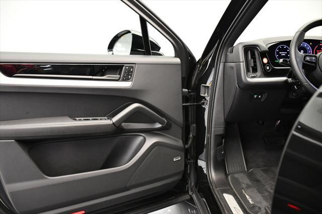 Photo of 2025 Chromite Black Metallic Porsche Cayenne