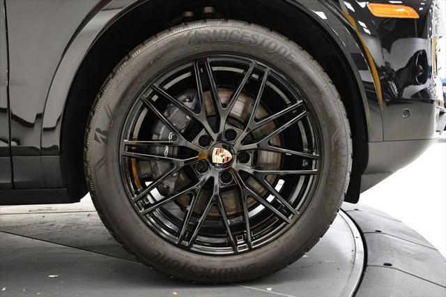 Photo of 2025 Chromite Black Metallic Porsche Cayenne