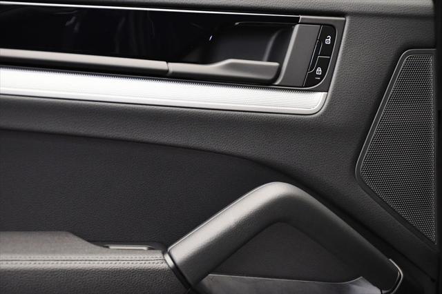 Photo of 2025 Chromite Black Metallic Porsche Cayenne