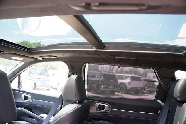 Photo of 2025 Glacial White Pearl Kia Sorento