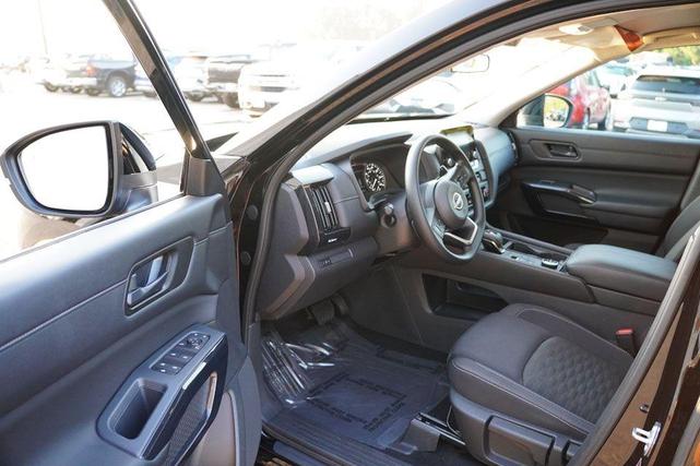 Photo of 2024 Super Black Nissan Pathfinder