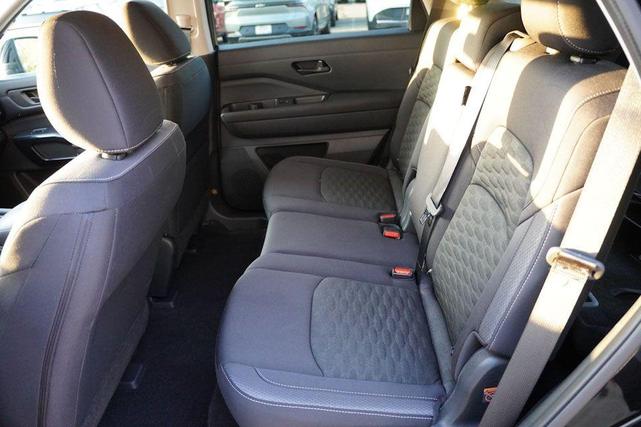 Photo of 2024 Super Black Nissan Pathfinder