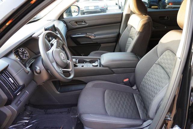 Photo of 2024 Super Black Nissan Pathfinder