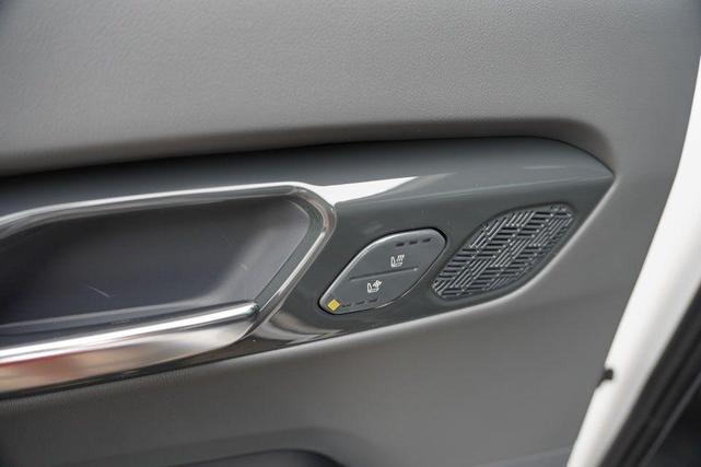 Photo of 2026 Glacial White Pearl Kia EV9