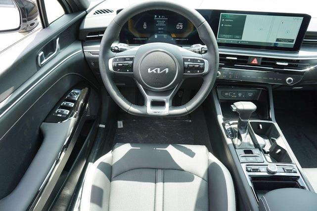 Photo of 2025 Wolf Gray Kia K5