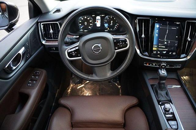 Photo of 2019 Pine Gray Metallic Volvo S60