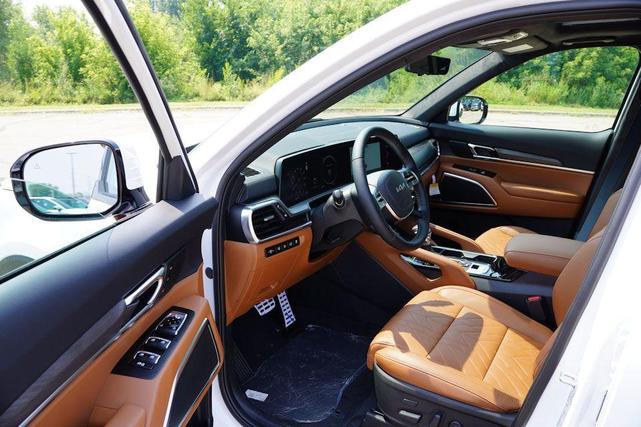 Photo of 2025 Glacial White Pearl Kia Telluride