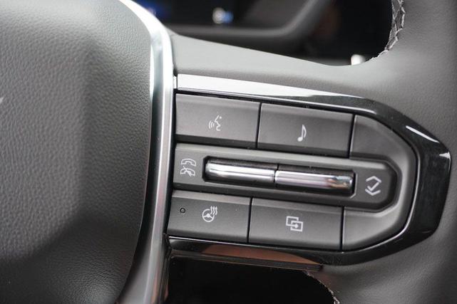 Photo of 2025 Summit White Chevrolet Colorado
