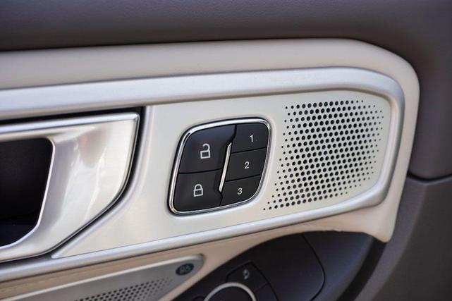 Photo of 2020 Star White Ford Explorer