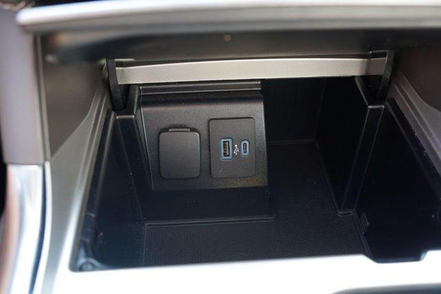 Photo of 2020 Star White Ford Explorer