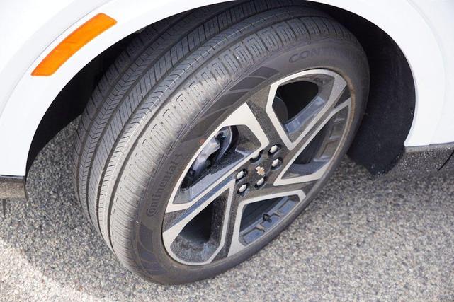 Photo of 2025 Summit White Chevrolet Equinox EV