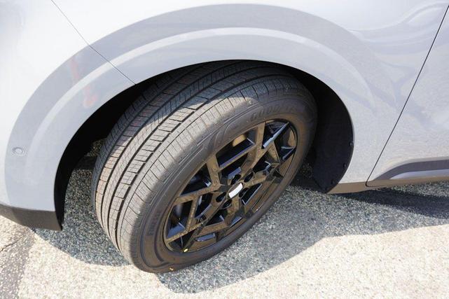 Photo of 2026 Ceramic Silver Kia Carnival Hybrid