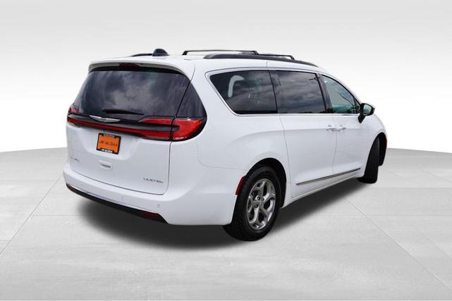 Photo of 2023 Bright White Clearcoat Chrysler Pacifica
