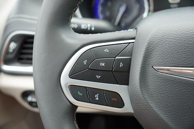 Photo of 2023 Bright White Clearcoat Chrysler Pacifica