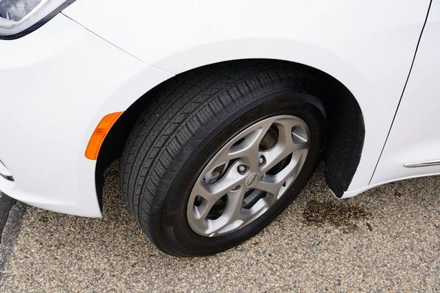 Photo of 2023 Bright White Clearcoat Chrysler Pacifica