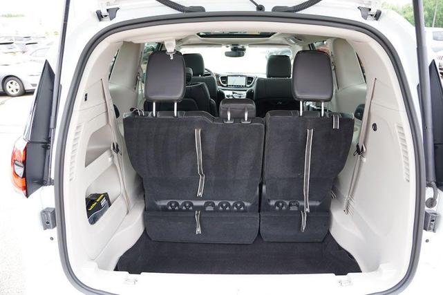 Photo of 2023 Bright White Clearcoat Chrysler Pacifica