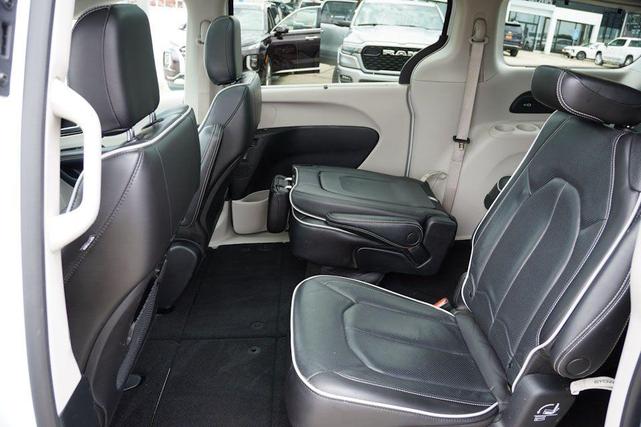 Photo of 2023 Bright White Clearcoat Chrysler Pacifica