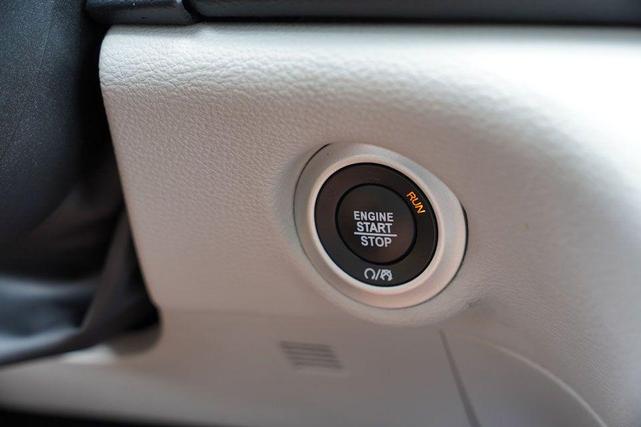 Photo of 2023 Bright White Clearcoat Chrysler Pacifica