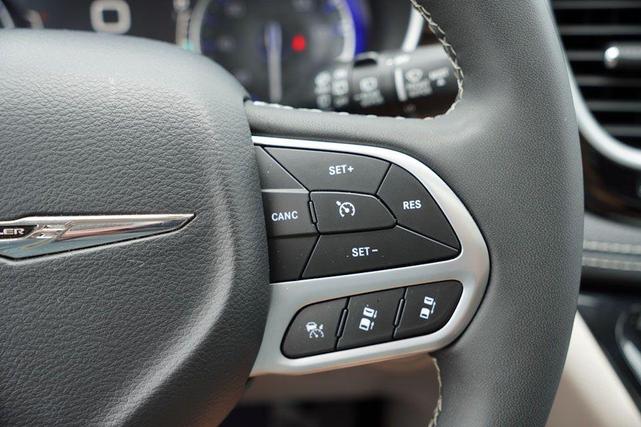 Photo of 2023 Bright White Clearcoat Chrysler Pacifica