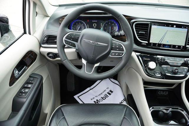 Photo of 2023 Bright White Clearcoat Chrysler Pacifica