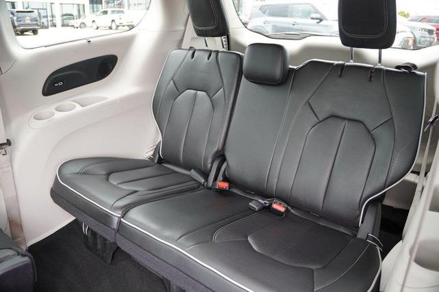 Photo of 2023 Bright White Clearcoat Chrysler Pacifica