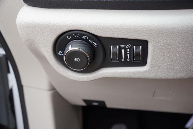 Photo of 2023 Bright White Clearcoat Chrysler Pacifica