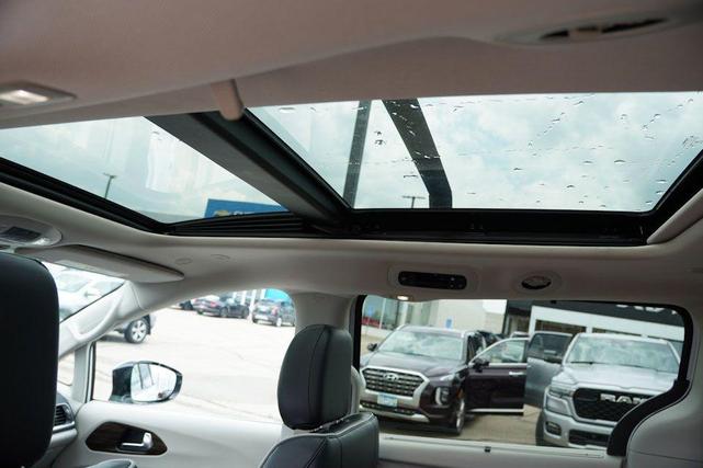 Photo of 2023 Bright White Clearcoat Chrysler Pacifica