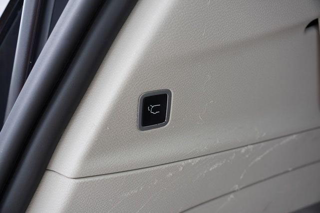 Photo of 2023 Bright White Clearcoat Chrysler Pacifica