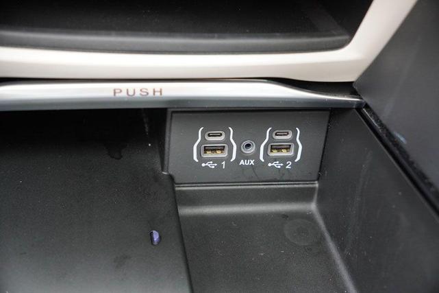 Photo of 2023 Bright White Clearcoat Chrysler Pacifica