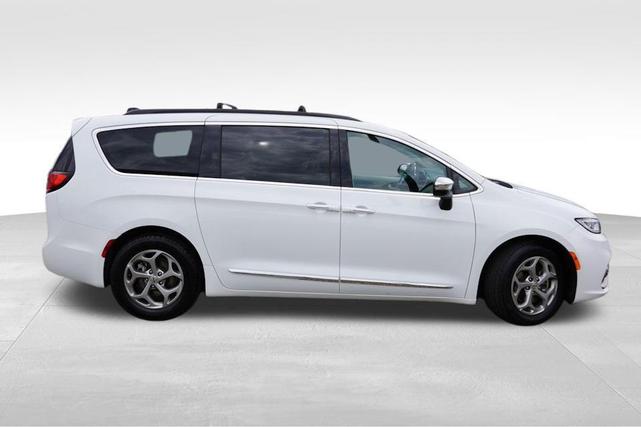 Photo of 2023 Bright White Clearcoat Chrysler Pacifica