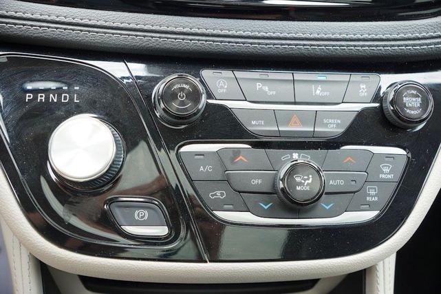 Photo of 2023 Bright White Clearcoat Chrysler Pacifica